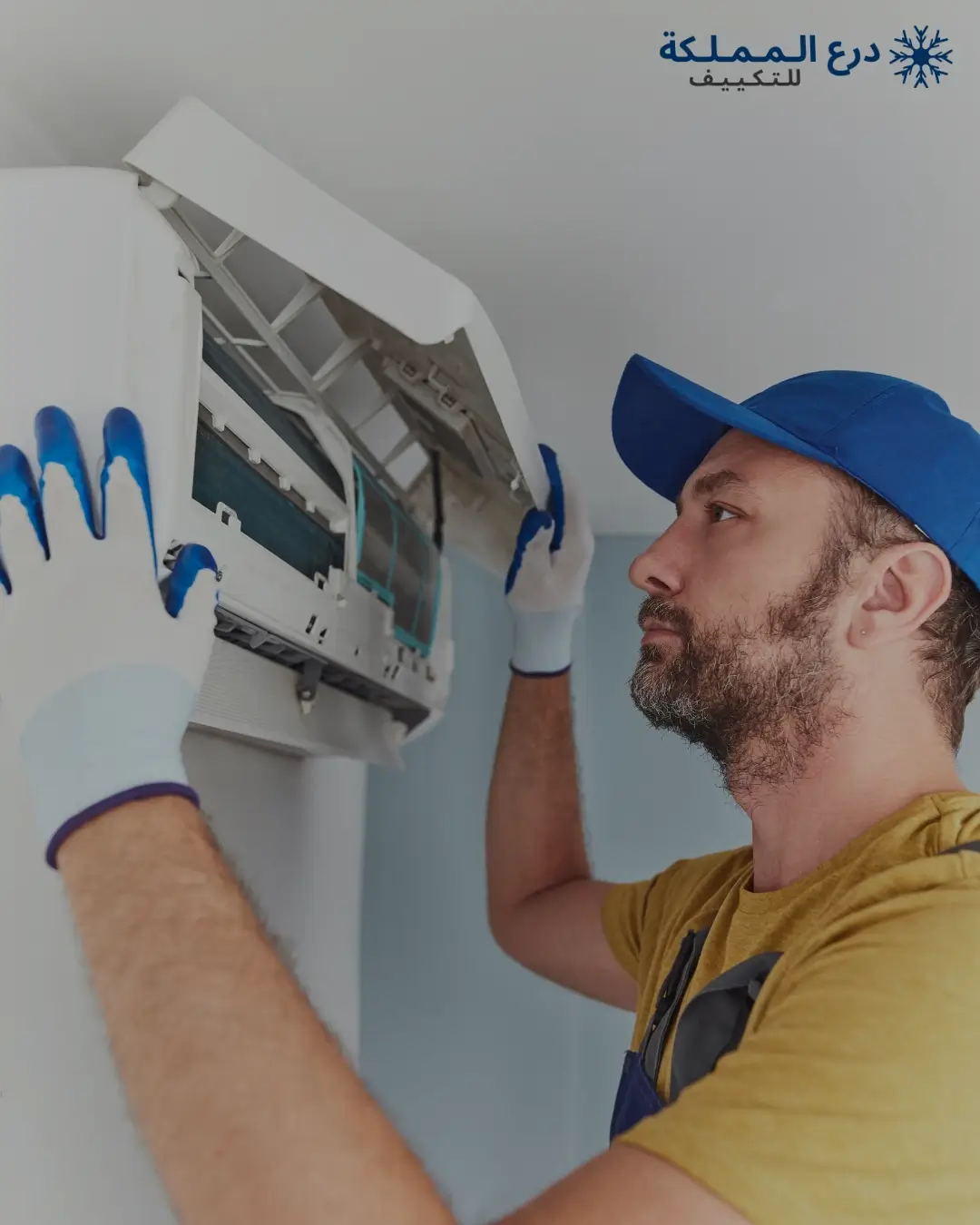 فني متخصص يصلح عطل المكيف